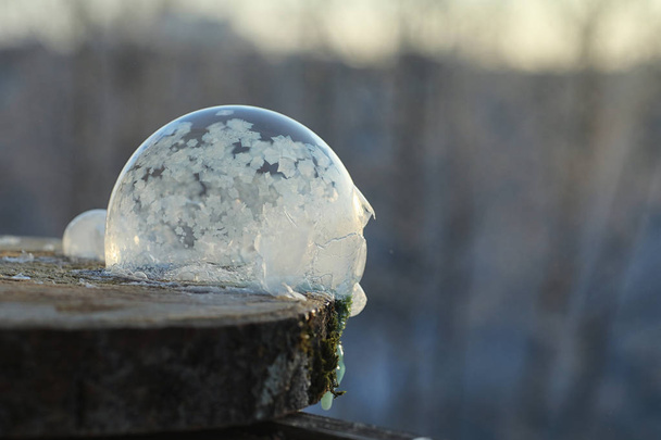 冷たい中で石鹸泡が凍る。冬の石鹸水は空気中で凍る - 写真・画像