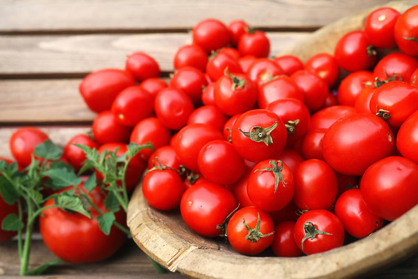 Tuore tomaattisato puisessa kulhossa
 - Valokuva, kuva