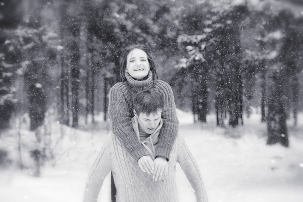 Любящая пара на зимней прогулке. Мужчина и женщина на свидании в
 - Фото, изображение