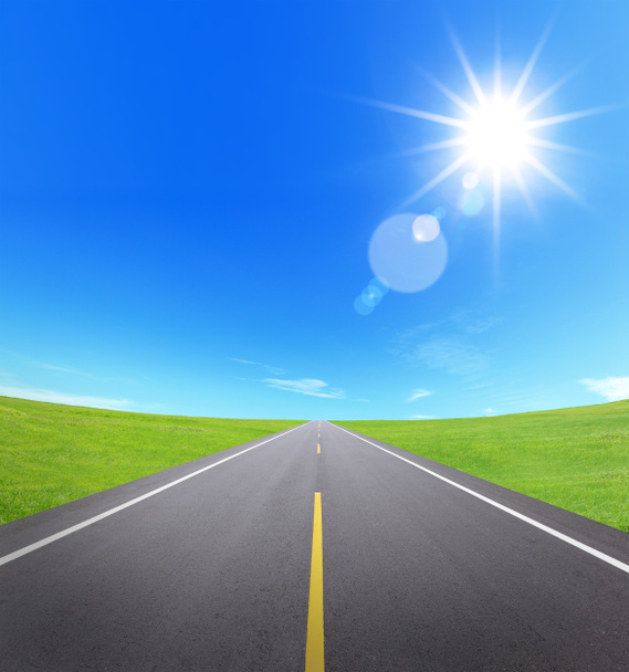 Асфальтована дорога з похмурим небом і сонячним світлом
 - Фото, зображення