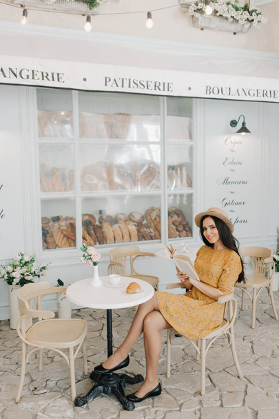 beautiful girl drinks coffee with croissants - Фото, зображення