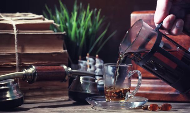 Vaření čaje na dřevěném stole v morinu - Fotografie, Obrázek