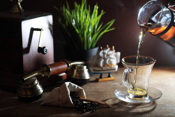 Tee aufbrühen am Morgen auf einem Holztisch - Foto, Bild