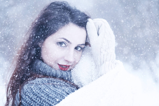 schöne Mädchen in einem schönen Winter Schnee - Foto, Bild