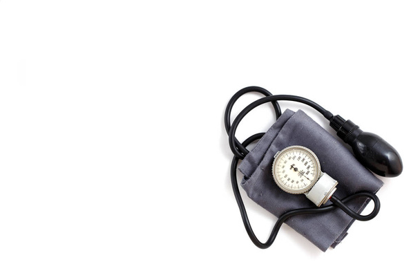 tonometro meccanico vintage su sfondo bianco isolato
 - Foto, immagini