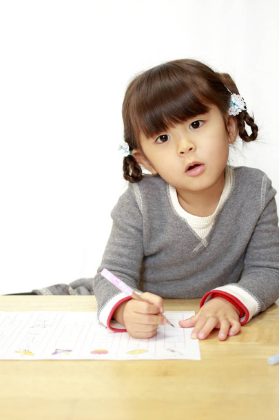 μελετώντας Ιαπωνικά κορίτσι (4 ετών) - Φωτογραφία, εικόνα