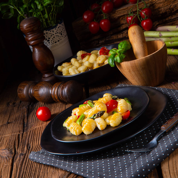 crispy gnocchi with roasted asparagus and tomatoes - Foto, Imagem
