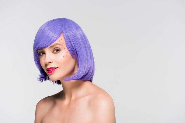 beautiful naked girl in purple wig isolated on grey - Fotografie, Obrázek