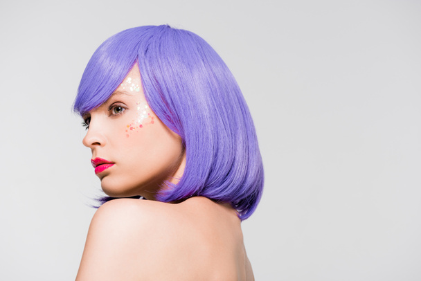 pretty naked girl in purple wig isolated on grey - Zdjęcie, obraz