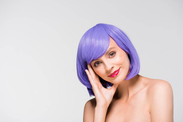 красивая улыбающаяся девушка в фиолетовом парике изолированная от серого
 - Фото, изображение