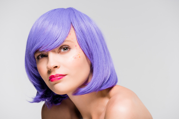 довольно вдумчивая девушка в фиолетовом парике изолирована от серого
 - Фото, изображение