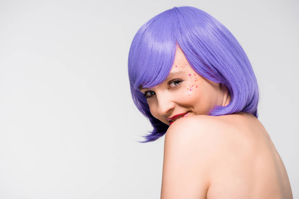 fashionable naked girl in purple wig isolated on grey - Fotoğraf, Görsel