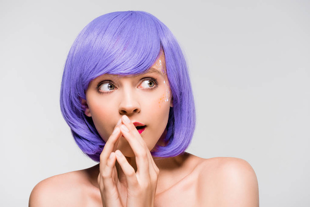 pretty shocked girl in purple wig isolated on grey - Foto, Imagen