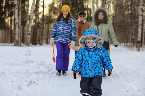 Family with kids in winter park on weekend - Φωτογραφία, εικόνα