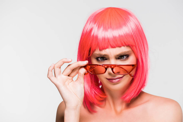 hermosa chica en peluca rosa y gafas de sol de moda aisladas en gris
 - Foto, Imagen