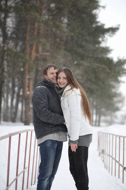 pár szerelmesek egy napon téli délután a hó hófúvás - Fotó, kép