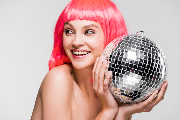 jolie fille en perruque rose tenant boule disco, isolé sur gris
 - Photo, image
