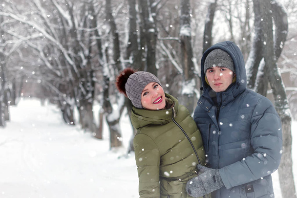 οικογενειακή ζευγάρι με τα πόδια χειμώνα χιόνι - Φωτογραφία, εικόνα