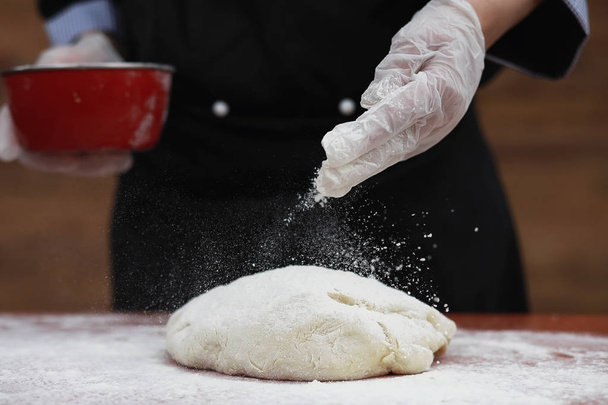 kucharz sprawia, że Mąka z mąki do pieczenia na TABL - Zdjęcie, obraz