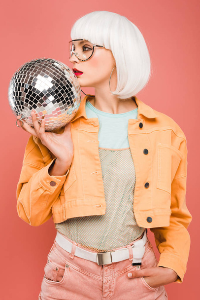 beyaz peruk şık kız disko topu ile poz, pembe izole - Fotoğraf, Görsel