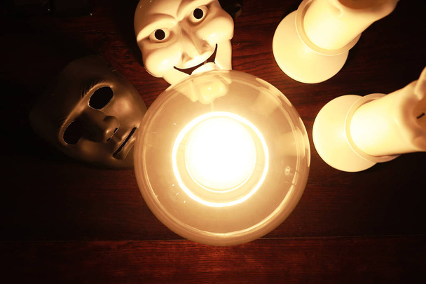 Una mesa de hechicero con una bola de adivino y mas
 - Foto, Imagen