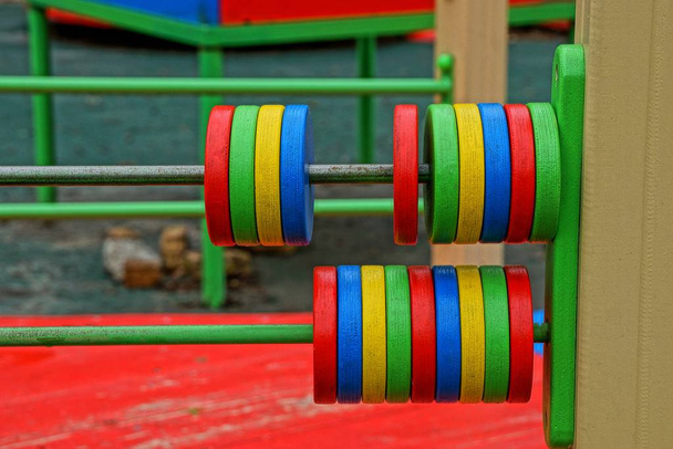 gekleurde ronde houten rekeningen buiten op de speelplaats - Foto, afbeelding