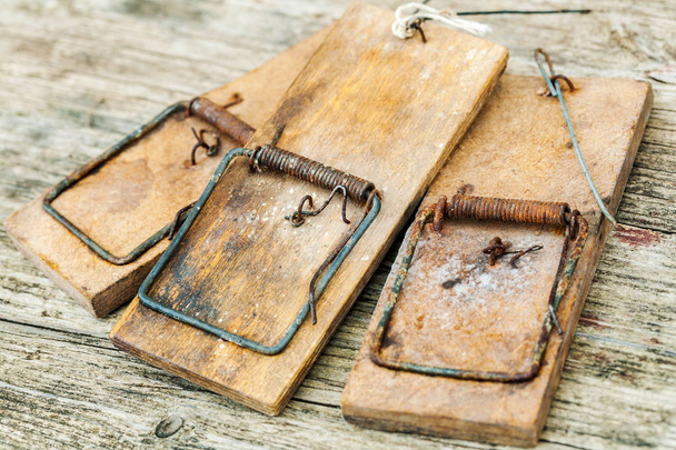 Armadilhas de rato vintage na mesa de madeira
 - Foto, Imagem