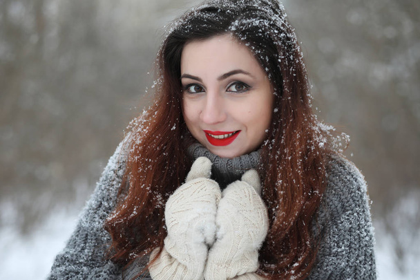 Piękna dziewczyna w pięknym parku zimowych - Zdjęcie, obraz
