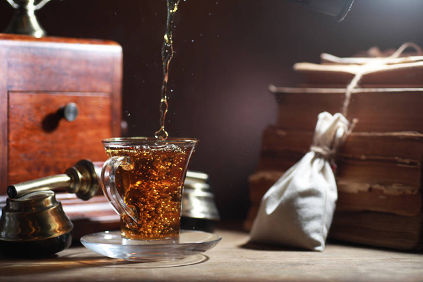 Sörfőzés tea egy fából készült asztal a reggel - Fotó, kép