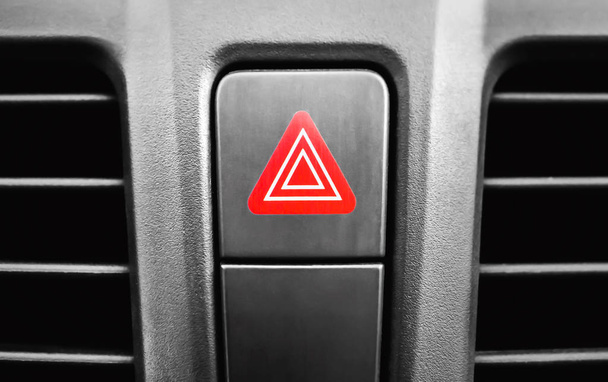 Κουμπί διακοπής έκτακτης ανάγκης κόκκινο τρίγωνο μέσα στο αυτοκίνητο - Φωτογραφία, εικόνα