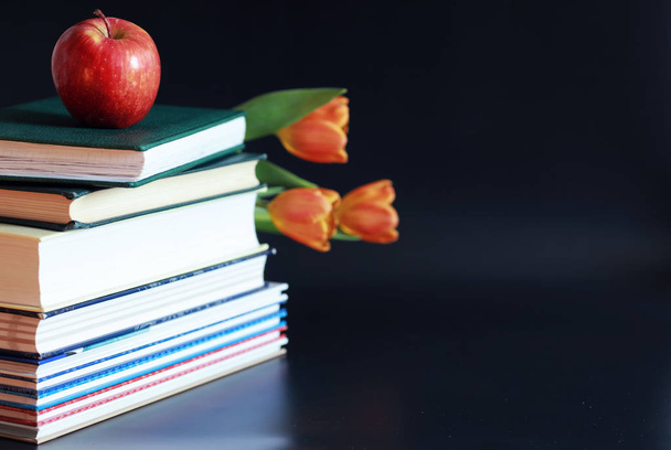 Een stapel leerboeken en boeken op tafel. Het begrip kennis en onderwijs. - Foto, afbeelding