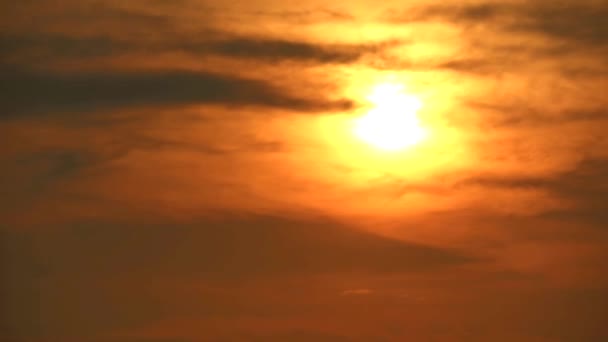pôr-do-sol de volta nuvem desfoque raio e luz pelo tempo quente
 - Filmagem, Vídeo