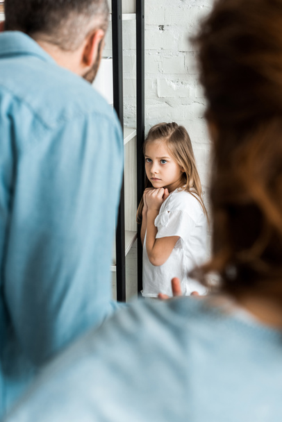 selektywne skupienie frustrowanego dzieciaka patrząc na ojca w domu  - Zdjęcie, obraz