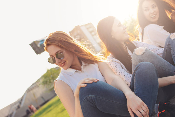 Grupa młodych szczęśliwych dziewczyn przyjaciele cieszyć się życiem na letniej ulicy miasta, zachód słońca tło - Zdjęcie, obraz