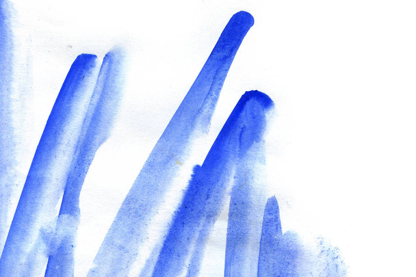 Fondo de acuarela pintado a mano con toques azules salpicando sobre papel blanco en estilo mármol
. - Foto, Imagen
