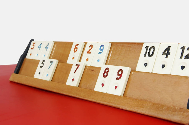 jeu traditionnel turc okey, des jetons en plastique avec des numéros sur un stand en bois
 - Photo, image
