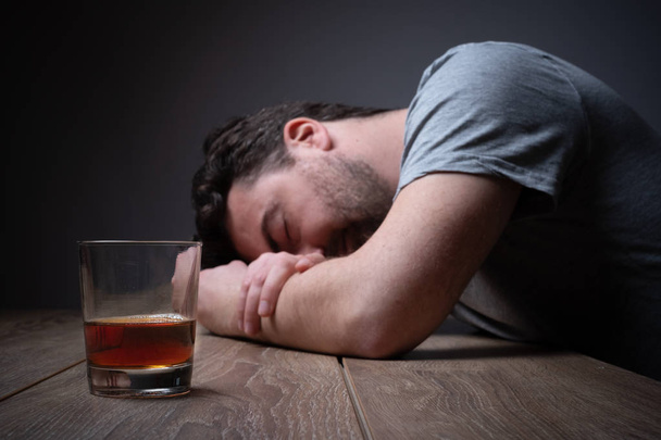 Hombre adicto al alcohol retrato solo con botella de alcohol
 - Foto, Imagen