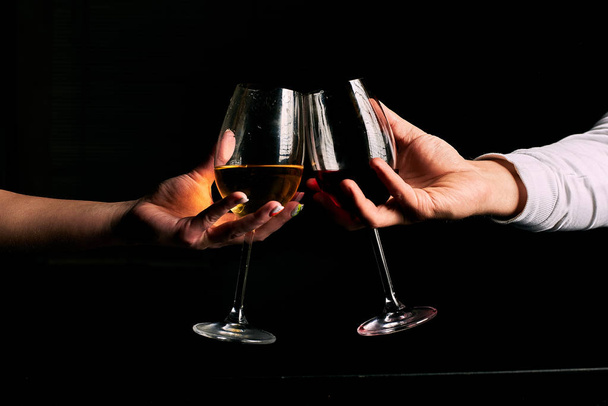 Partial view of couple clinking by wine glasses  - Foto, Imagen