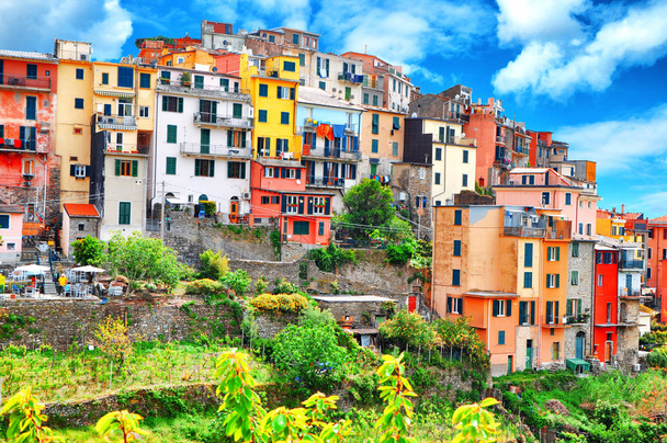 Krásný pohled na Corniglii. Je jednou z pěti slavných pestrobarevných vesnic národního parku Cinque Terre v Itálii, které se mezi mořem a půdou staví na strmé útesy. Ligurie, Itálie, Evropa - Fotografie, Obrázek