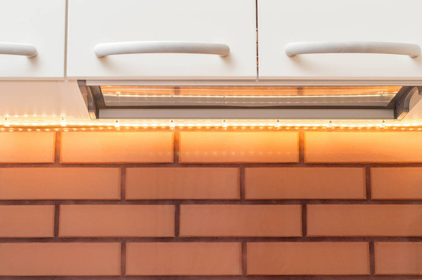 Hoe maak je thuis goede verlichting in de keuken met je handen - Foto, afbeelding