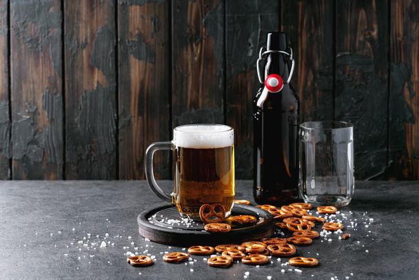 Cerveza artesanal ligera en taza de vidrio
 - Foto, Imagen