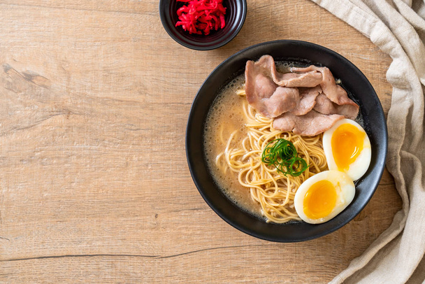 tonkotsu ramen noodles with pork and egg - Foto, Imagem