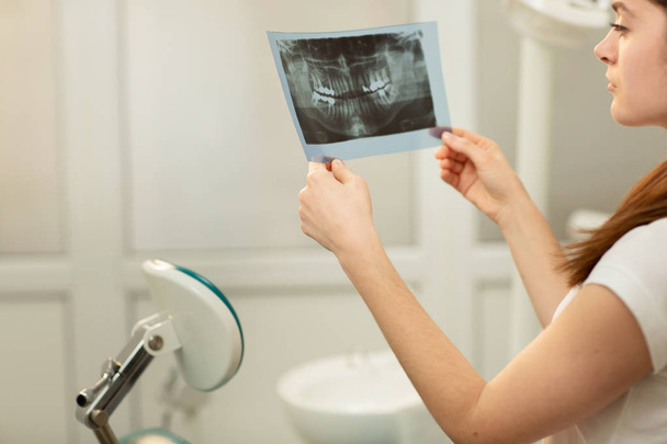 Kobieta lekarz lub dentysta patrząc na x-ray. Koncepcja opieki zdrowotnej, medycznej i radiologicznej - Zdjęcie, obraz