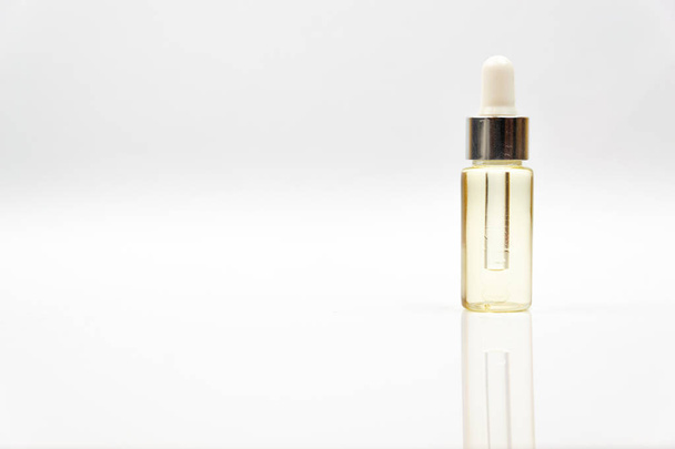 Косметична піпетка з краплями косметичної олії крупним планом на білому тлі
  - Фото, зображення