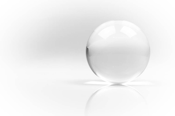 Κρυστάλλινη σφαίρα μάρμαρα γυαλί διαφανές σε λευκό φόντο - Φωτογραφία, εικόνα