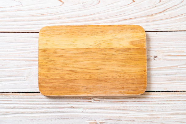 empty cutting wooden board with kitchen cloth - Foto, afbeelding