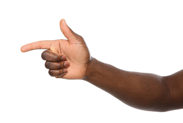 Afro-Amerikaanse man wijzend naar iets op witte achtergrond, close-up - Foto, afbeelding