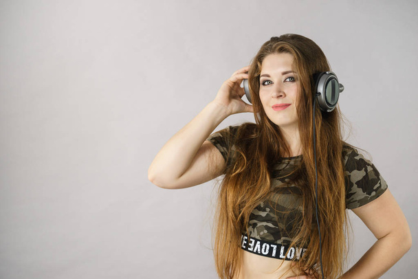 Teen women wearing headphones - Valokuva, kuva