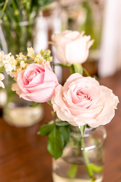 beautiful rose flower in vase - Fotoğraf, Görsel