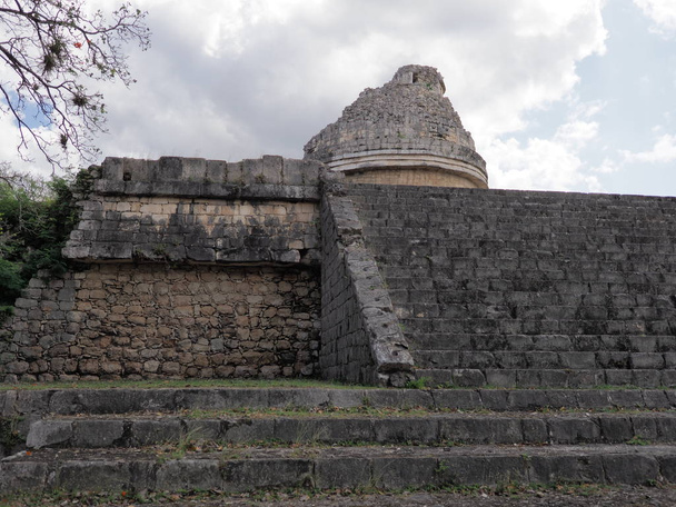 Steenachtig obserwatory building at Chichen Itza Maya town in Mexico - Foto, afbeelding